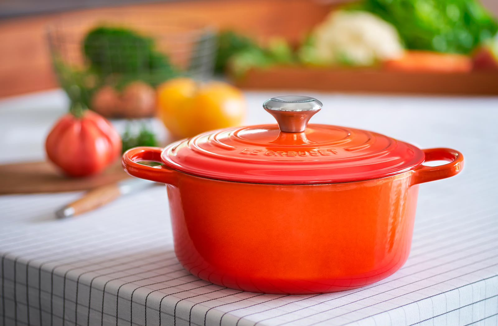 Panela vermelha em bancada de cozinha